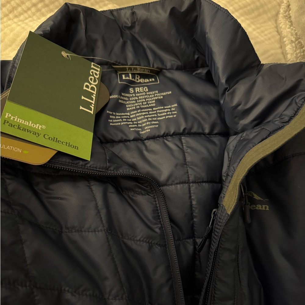 🆕 NWT L.L. Bean Women’s PrimaLoft Packaway Vest in navy - Picture 2 of 4